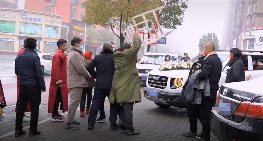 河南一老漢手持鋼架攔婚車要紅包警方市民遇到可報警