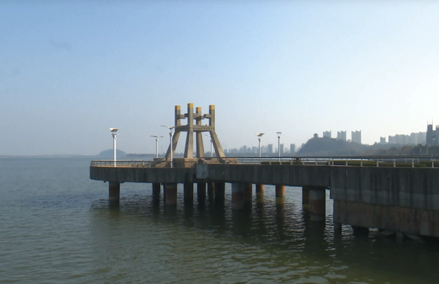 镇江春江潮广场怎能让救生设施沦为垃圾箱