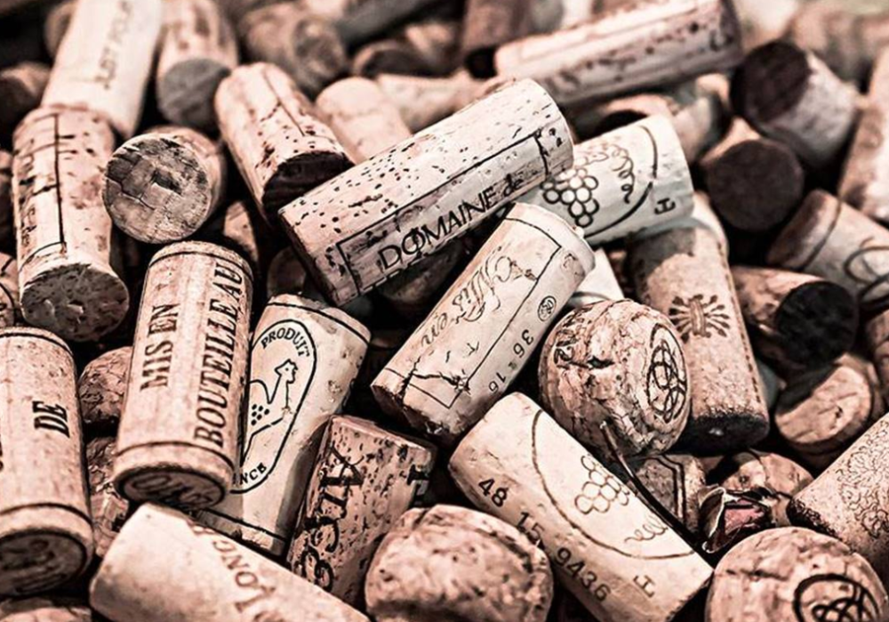 年会喝红酒,老总把软木塞一扔,为何服务员却说:简直暴殄天物?