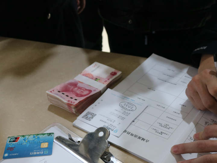 环卫工捡到一万现金求助警方完璧归赵