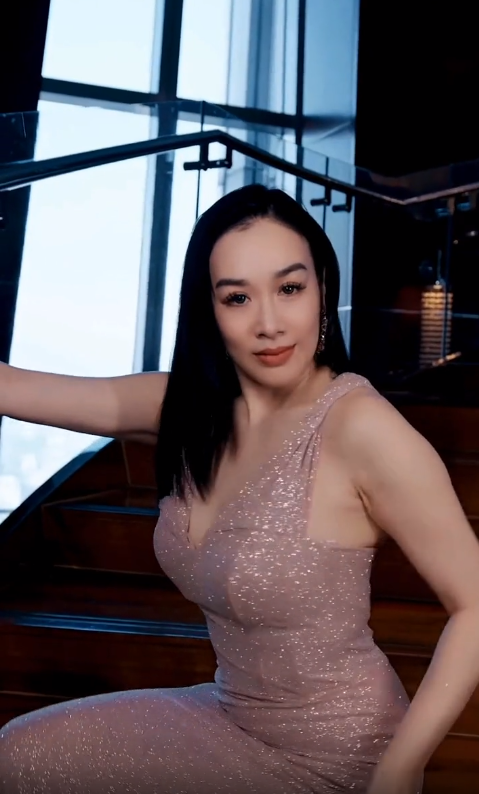 钟丽缇穿深v吊带裙身材有料上围傲人曲线曼妙网友大呼女神