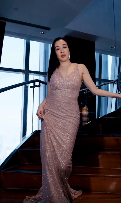 钟丽缇穿深v吊带裙身材有料上围傲人曲线曼妙网友大呼女神