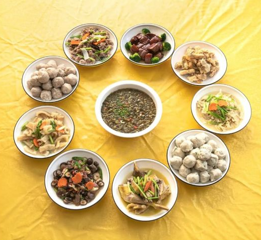 所谓"十大碗"顾名思义就是用十个大碗分别盛装十道不同的菜品.