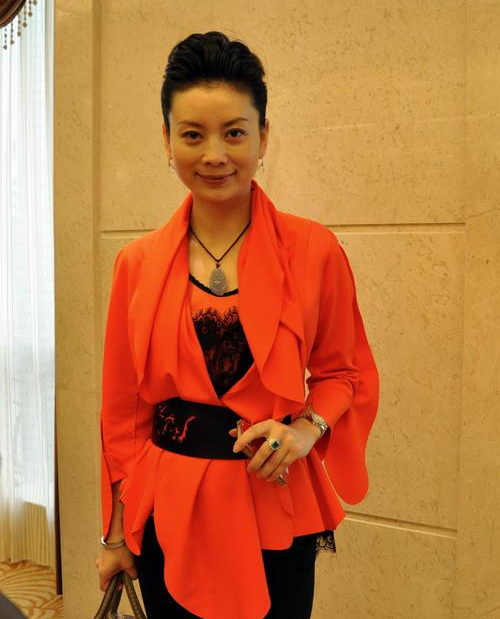 谭梅真有52岁穿红色西服套装戴贝雷帽在雪中跳舞美丽冻人