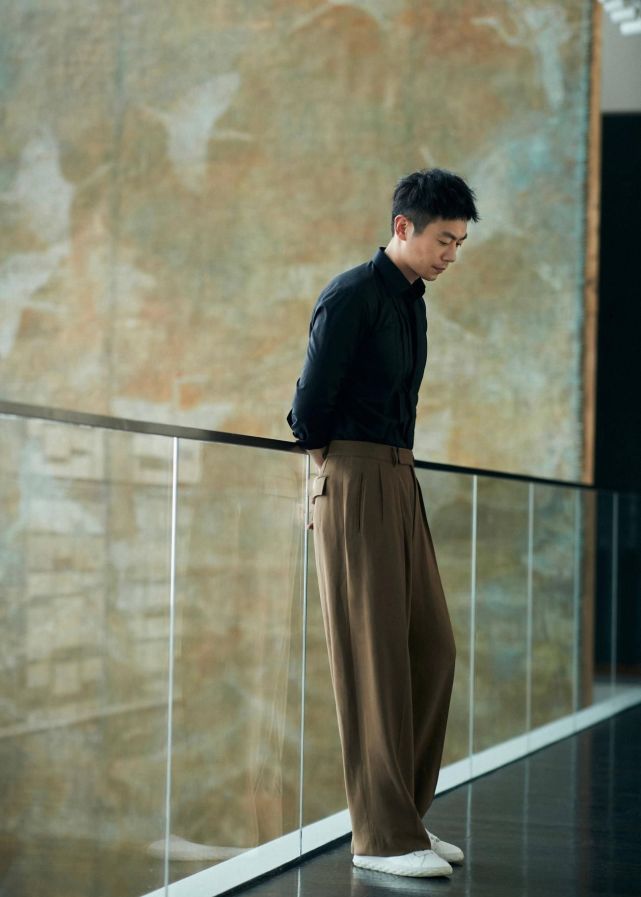 朱亚文首尝光头造型让人惊喜斯文儒雅气质佳帅成行走的荷尔蒙