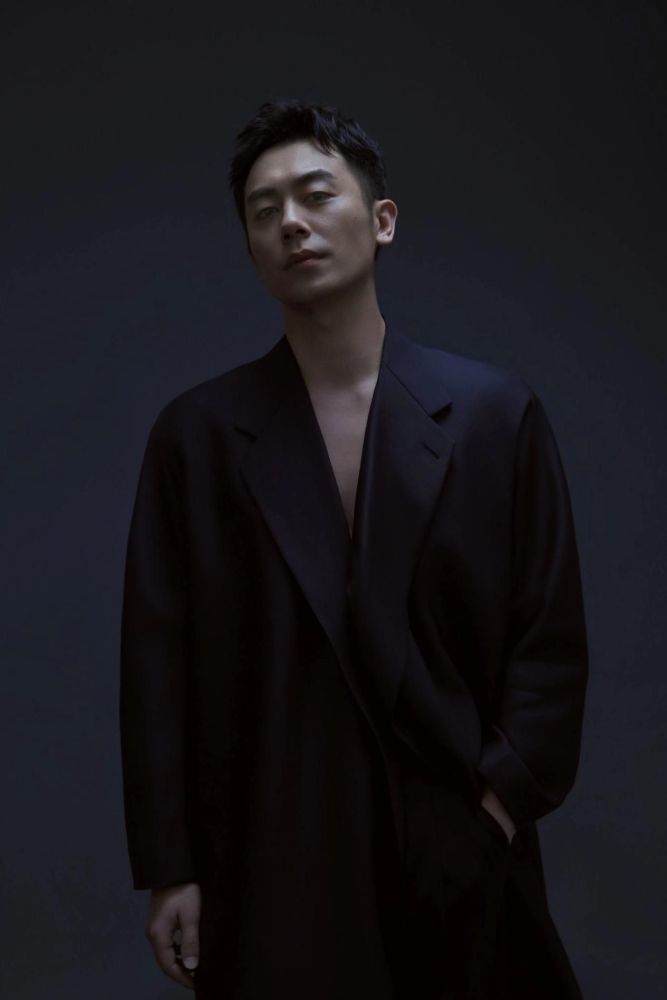 朱亚文首尝光头造型让人惊喜斯文儒雅气质佳帅成行走的荷尔蒙