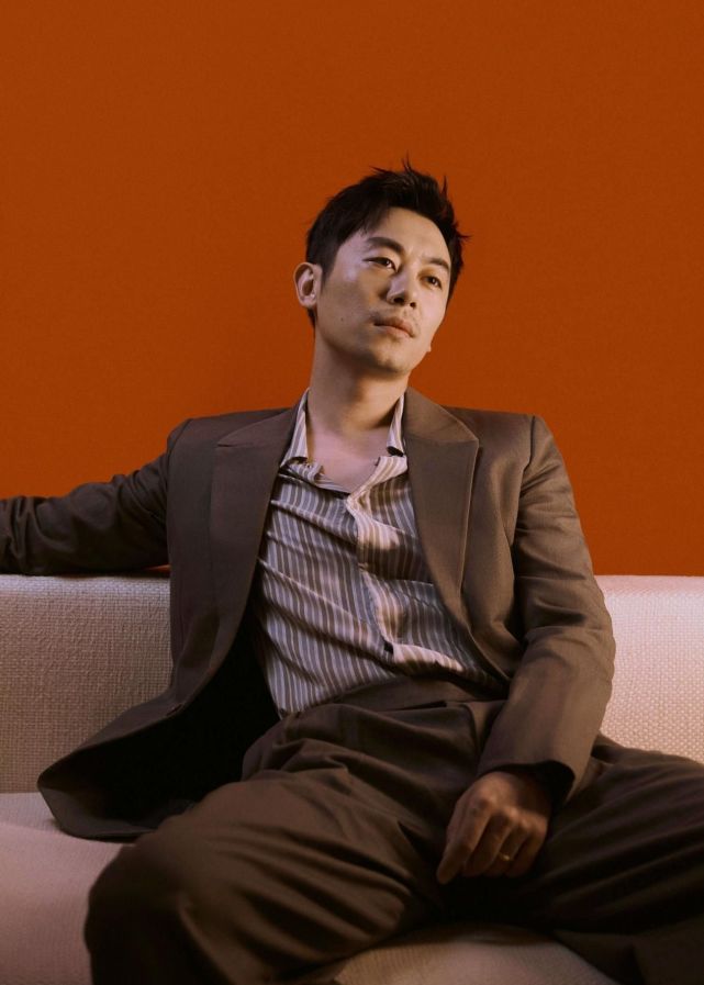 朱亚文首尝光头造型让人惊喜斯文儒雅气质佳帅成行走的荷尔蒙