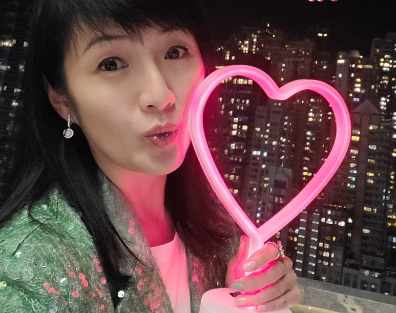 50岁港姐何婉盈自曝想脱单当单亲妈妈15年女儿生父身份成谜