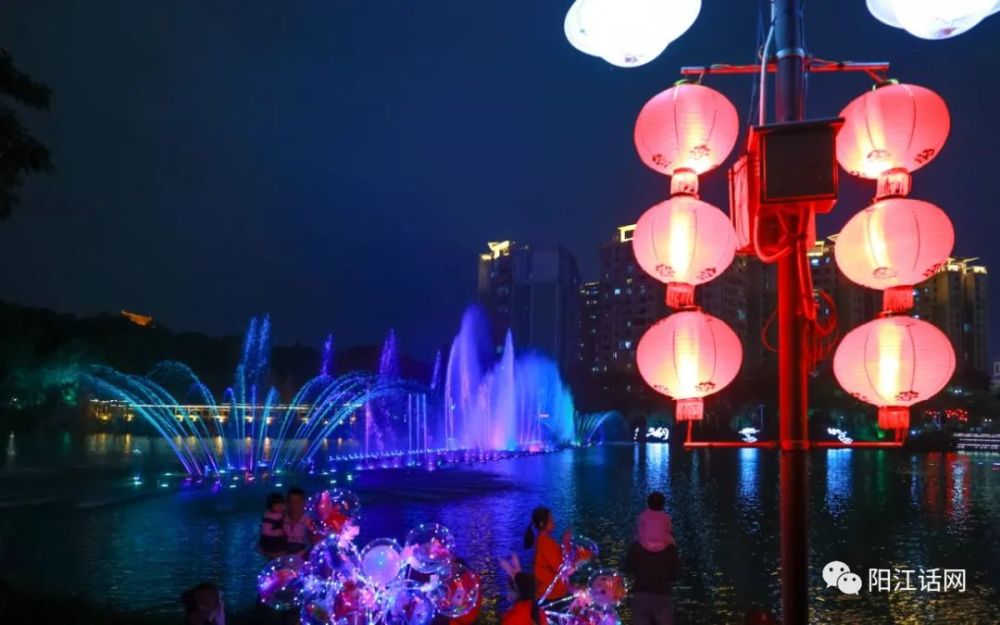 阳江市鸳鸯湖公园夜景惊艳梦幻浓浓年味