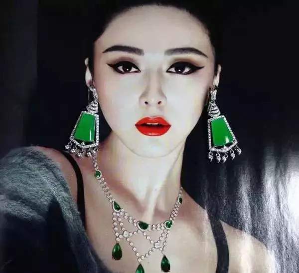 她是为数不多的能把典雅端庄的翡翠,佩戴的霸气侧漏的女明星.