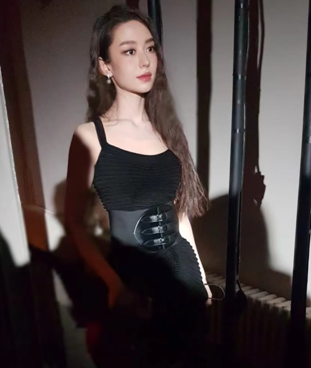 朗朗老婆穿礼服秀身材一根皮带勒出巴掌腰颜值太高像个洋娃娃