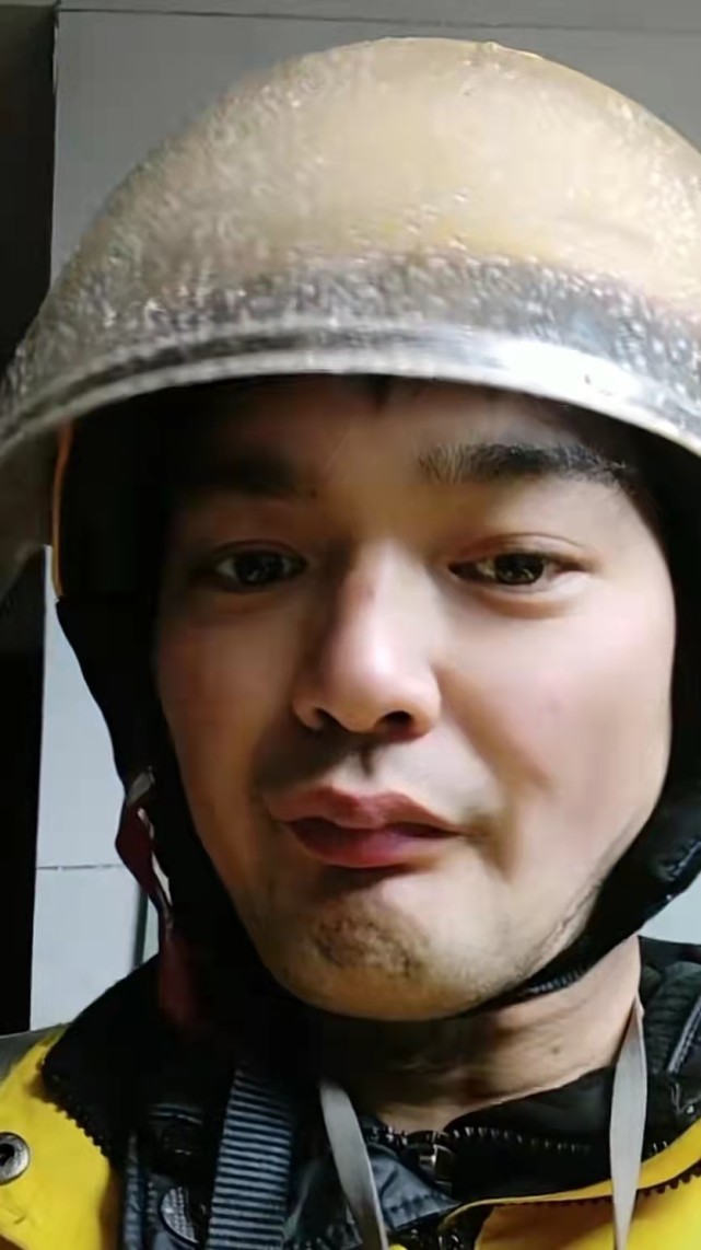 阿龙出生在南昌县的农村,出生后不久阿龙就开始生病发烧,导致神经受到