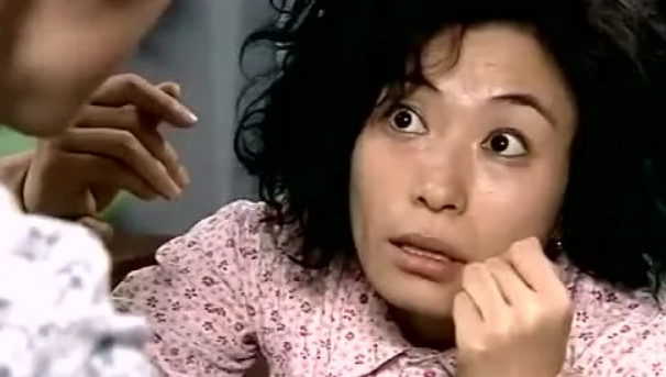 早在2006年的《悠悠寸草心》里,刘丹饰演的女二翠娥,就是个精神病患者