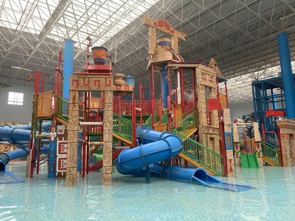 水上乐园老板不怕你多吃,就怕你吃不饱小吃,水果,饮料,各色菜品.