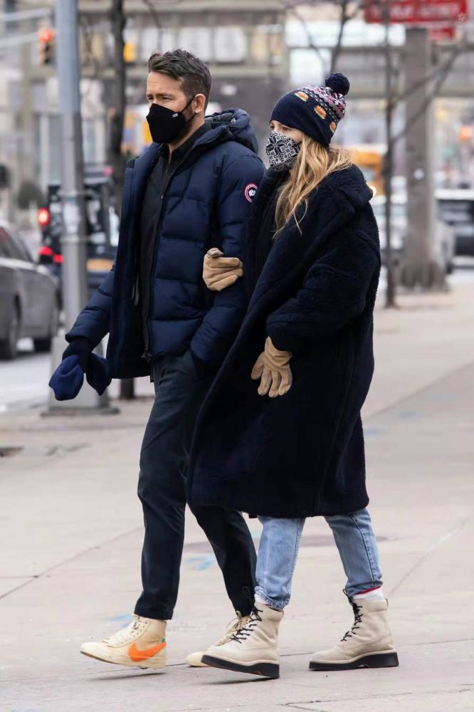 小贱贱与妻子挽手逛街,结婚10年甜如初恋,网友:嫁给