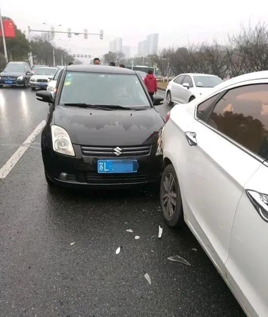 鎮江今日早高峰連續發生兩起車輛追尾事故