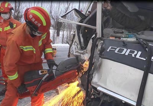 河北衡水雪天路滑小貨車與公交車相撞阜城消防緊急救援