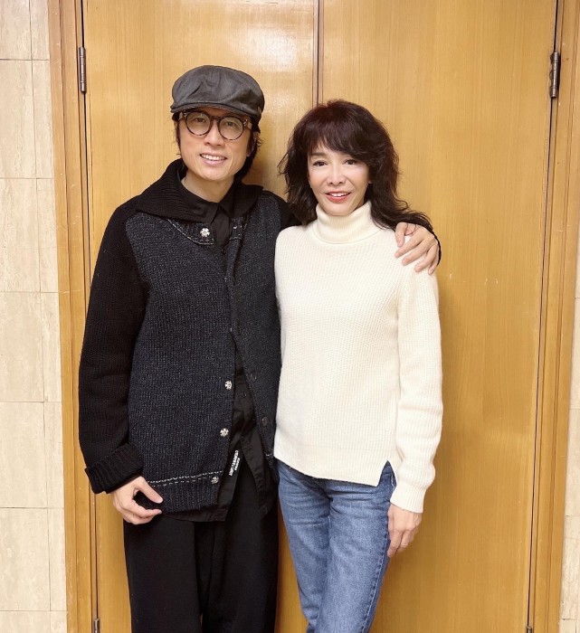 郑裕玲与黄子华久违同框,亲密搂肩笑容灿烂,曾被曝单恋对方多年