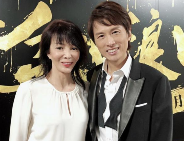 郑裕玲与黄子华久违同框亲密搂肩笑容灿烂曾被曝单恋对方多年