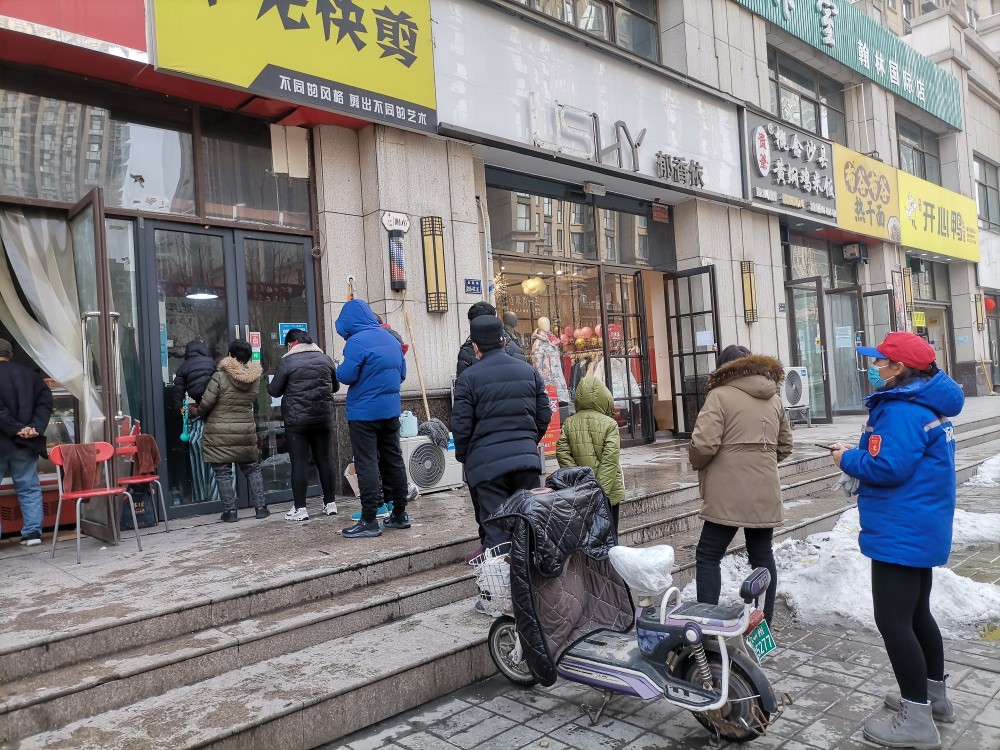 刚到店面附近远远就看见理发店门口已经排起长队