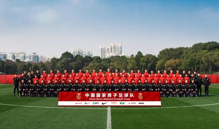 足协 凌晨0点！足协最新决定引爆争议，球迷吐槽：难怪进不了世界杯