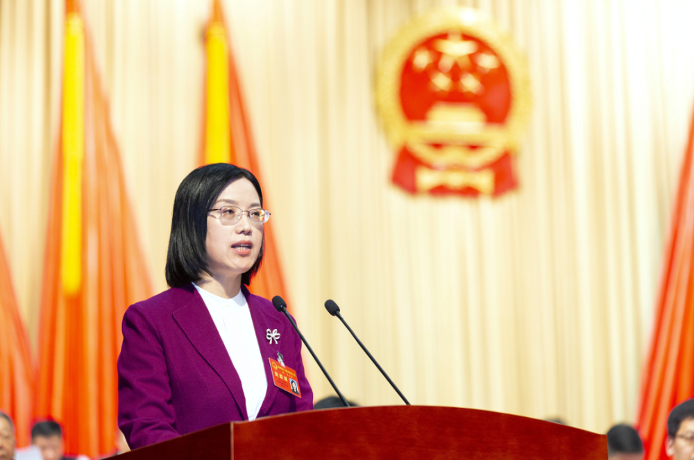 李晓东说,新一届政府领导班子中,周坚栋,钮晶莹,吴志辉,史建立四位