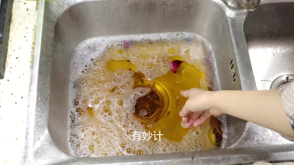 我们平常使用洗菜池的时候都会遇到洗菜池堵塞的情况,洗菜池一旦堵塞