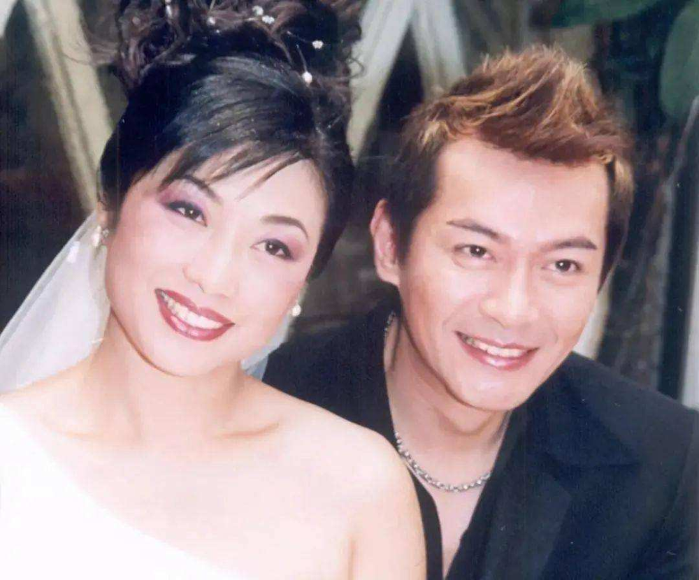 59岁江华携一家四口出行,儿子高颜值像爸爸,女儿似妈妈曾盼出道_腾讯