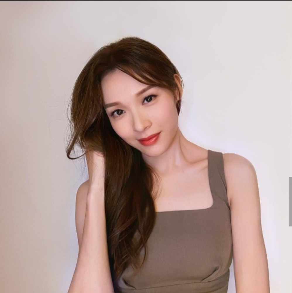 报道中,该媒体贴出多张李佳芯和香港"虫草大王"陈恩德的亲密合照,言之