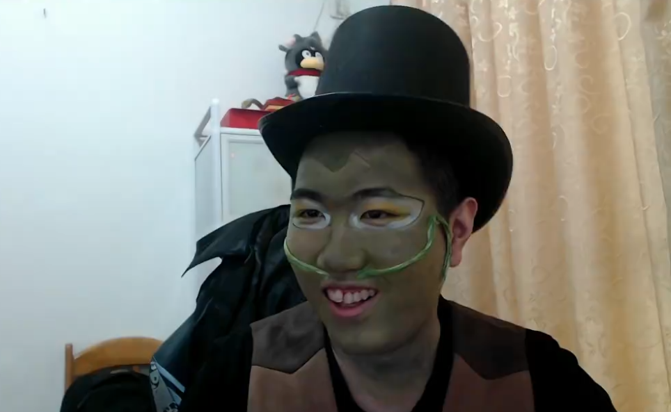 太敬业了红莲庆祝夺冠cos塔姆被网友调戏脸都憋绿了还直播