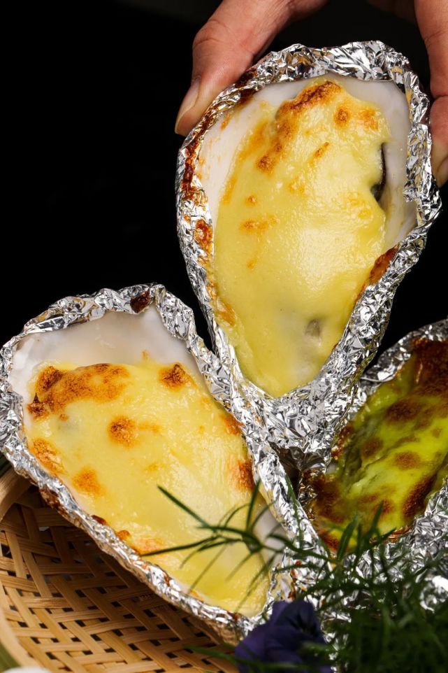 巴掌大"巨型生蚝"吃到爽,到店还送红包?