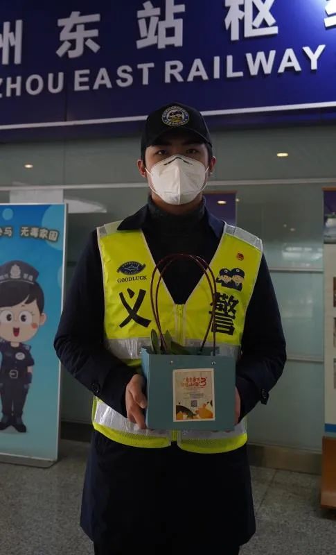 "东哥东姐"义警队员孙桢他说,从他初中开始就开始做志愿服务了,从学校