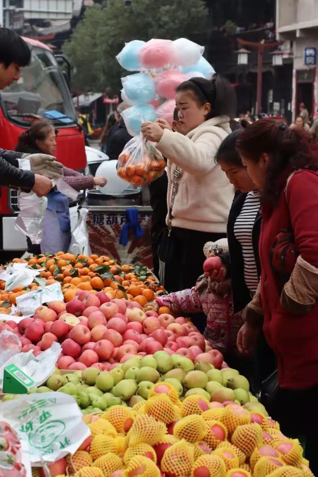 新春走基层年味施洞赶集办年货集市年味浓
