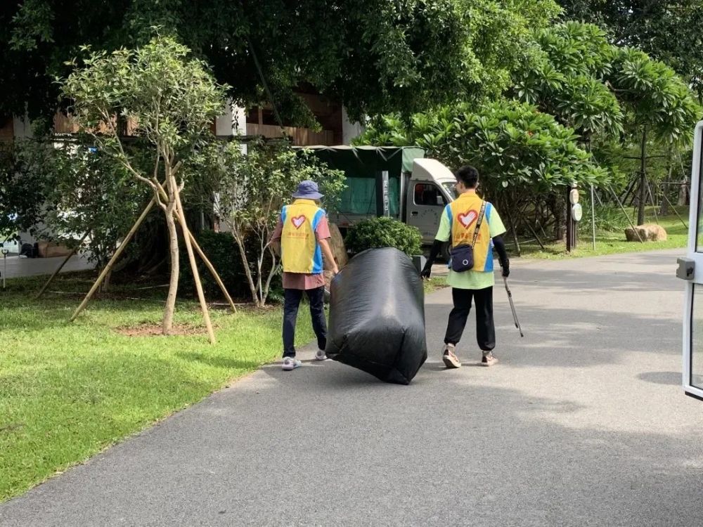 期間,志願者們還可以參與集體定向越野活動,如圍繞河道定點跑步打卡