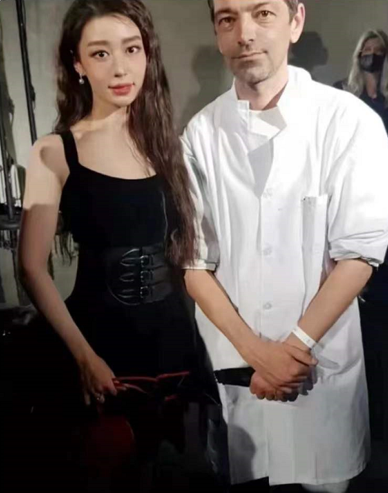 吉娜罕晒与爸爸合照,父女俩一起看秀,爸爸西装笔挺气质非凡