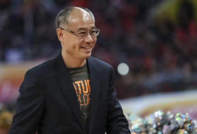 "体操王子"李宁身价百亿,58岁头发脱落,59岁妻子仍风韵犹存_腾讯新闻