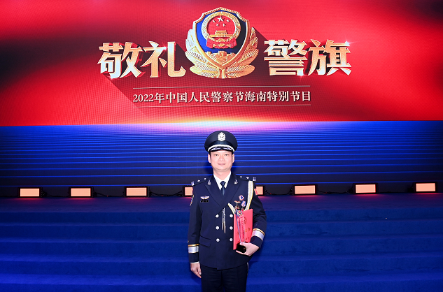寻找最美警察|王伟:从警16年,"荧光绿"照亮平安路|海南|公安部|王伟