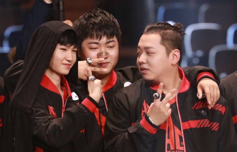 爱思是一诺曾经最默契的伙伴,但是在2021年秋季赛中爱思却选择去了aic