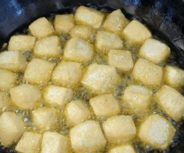 过年炸豆腐,最忌直接下锅炸,89岁奶奶教我这样做,蜂窝大不吸油