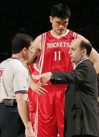 小范甘迪是nba历史上第一个合规的选秀权换教练的案例1995年,帕特莱利