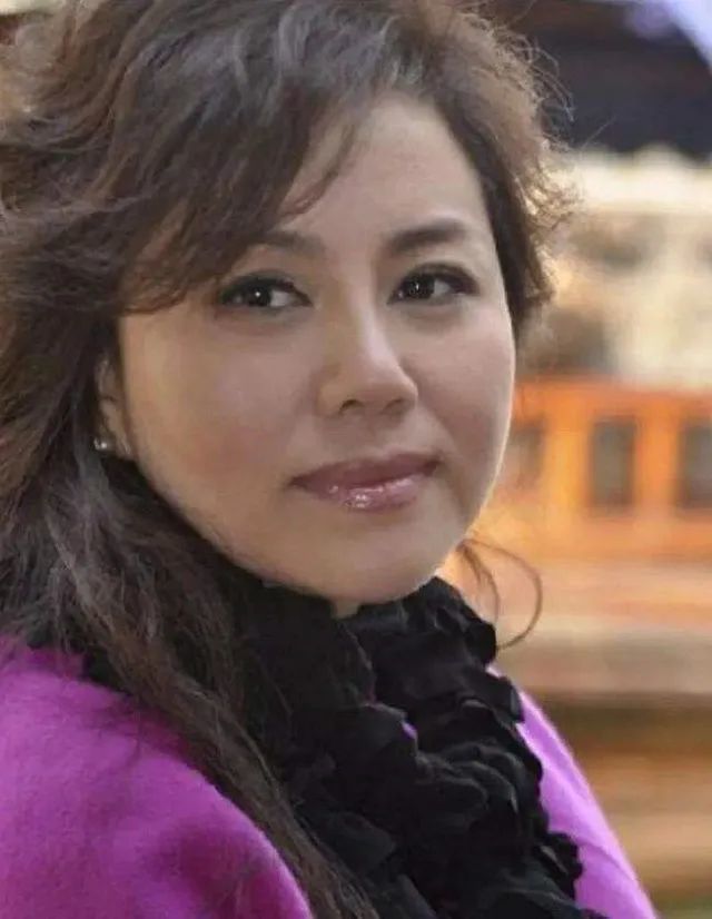 央视名嘴方静因间谍门退隐44岁客死他乡让人惋惜