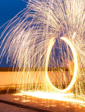 冷烟花也叫仙女棒,冷焰火,钢丝棉烟花,是采用燃点较低的金属粉末,经过