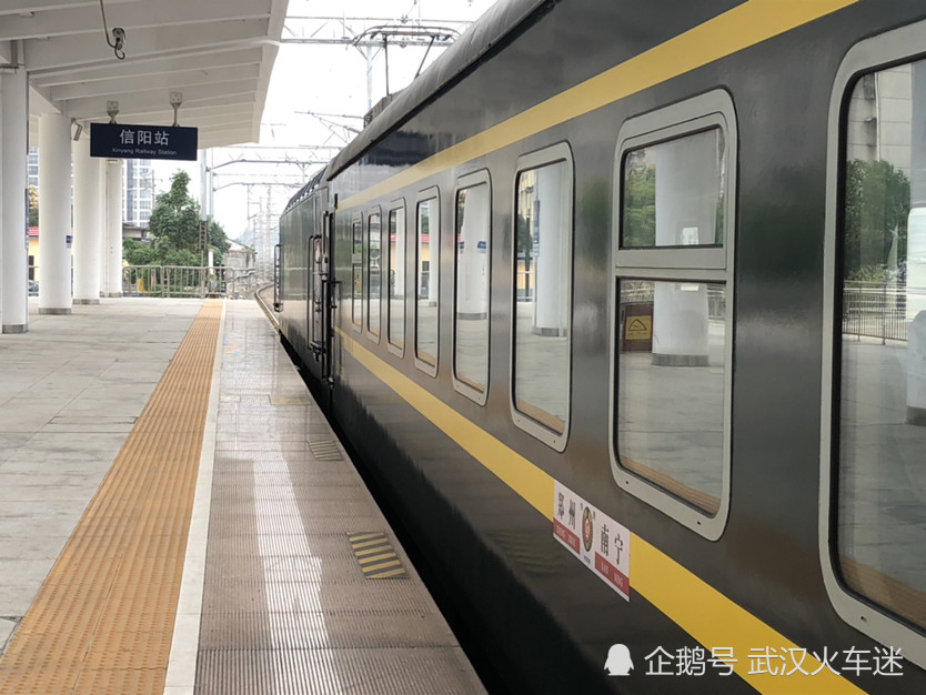 列车正点到达信阳车站,改造后的站台全部升级为高站台,站台规模为4台