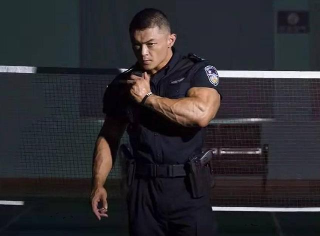 一身肌肉让人羡慕,估计拳王泰森也打不赢他