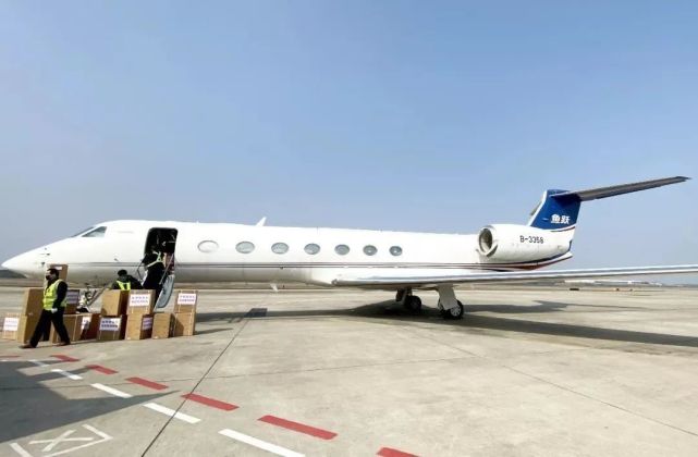 庞巴迪货机冲出跑道小飞机运货灵活便捷