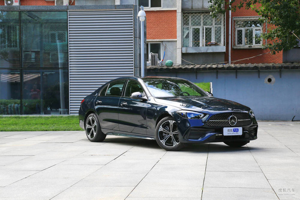具体到车型来看,北京奔驰旗下三款主力轿车产品奔驰a级,奔驰c级,奔驰e