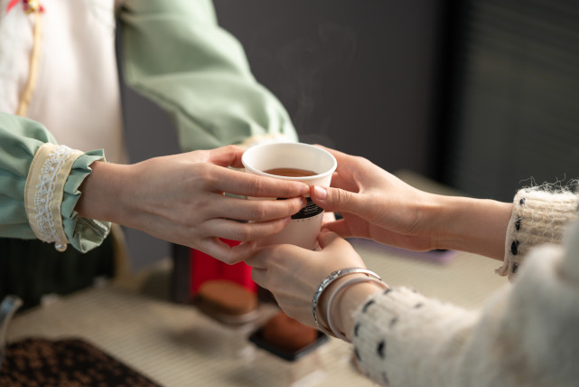 中国自古以来是礼仪之邦,客来敬茶是最基本的待客之道,但当下防控疫情