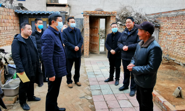 在92岁复员老军人杨正杰家里,马福胜亲切地与他拉家