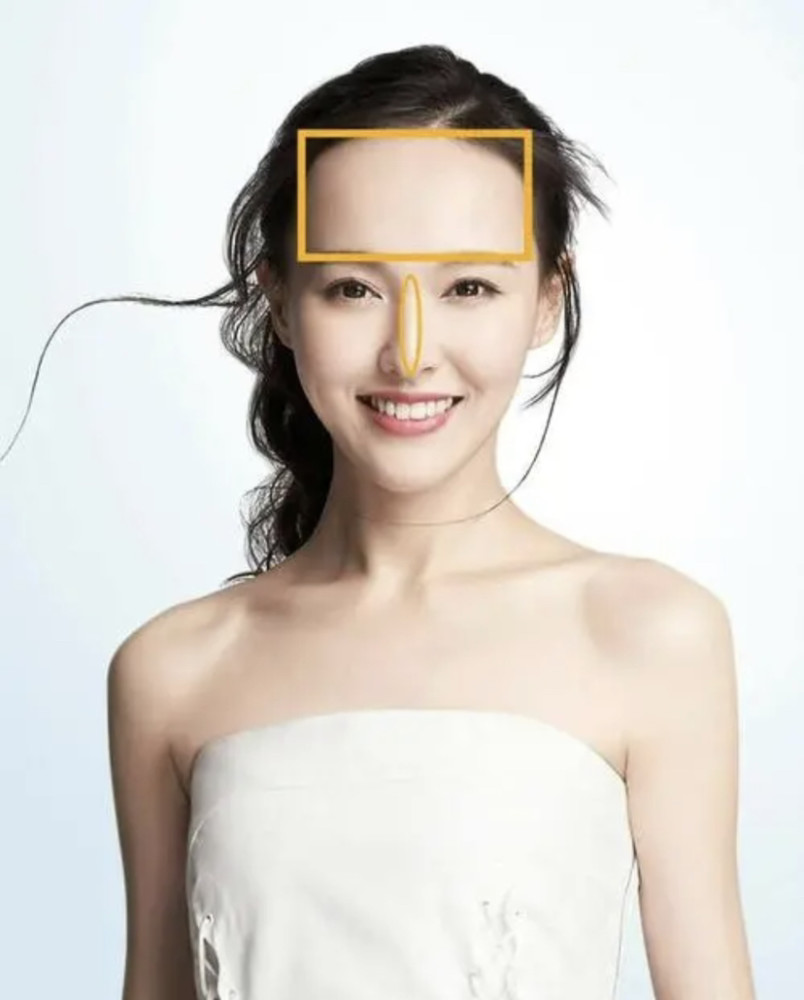 现在看看唐嫣的面部条件,五官比例没得说,唯一的不足就发线太高,额头