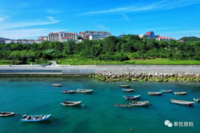 威海海源公园蓝蓝的绿绿的海水,大自然的配色如此的美丽.